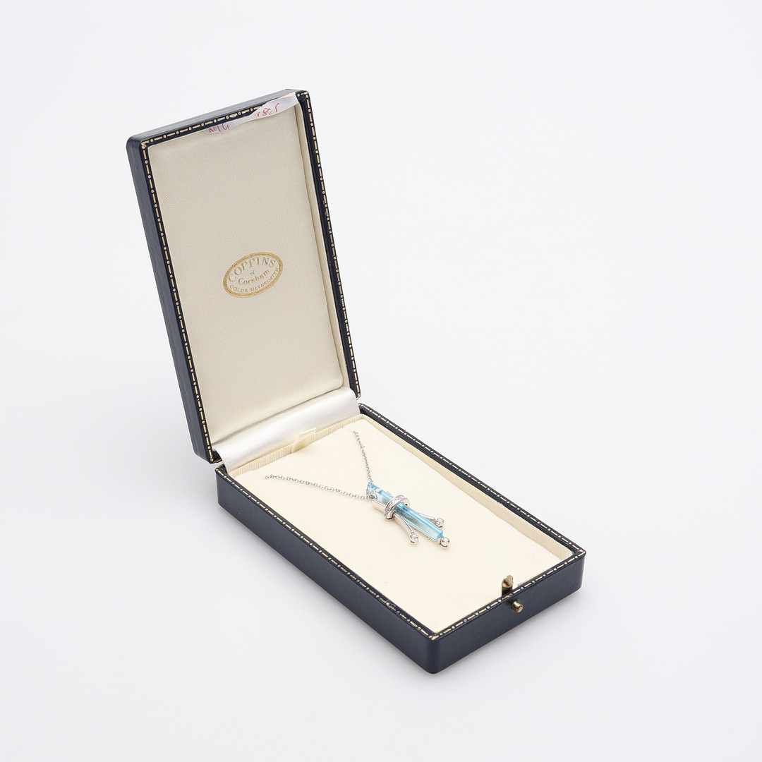 HALSKEDJA MED HÄNGE, 18K VITGULD, LJUSBLÅ SYNTETISK SPINELL & DIAMANTER, TOTALT CIRKA 9,7 GRAM.
