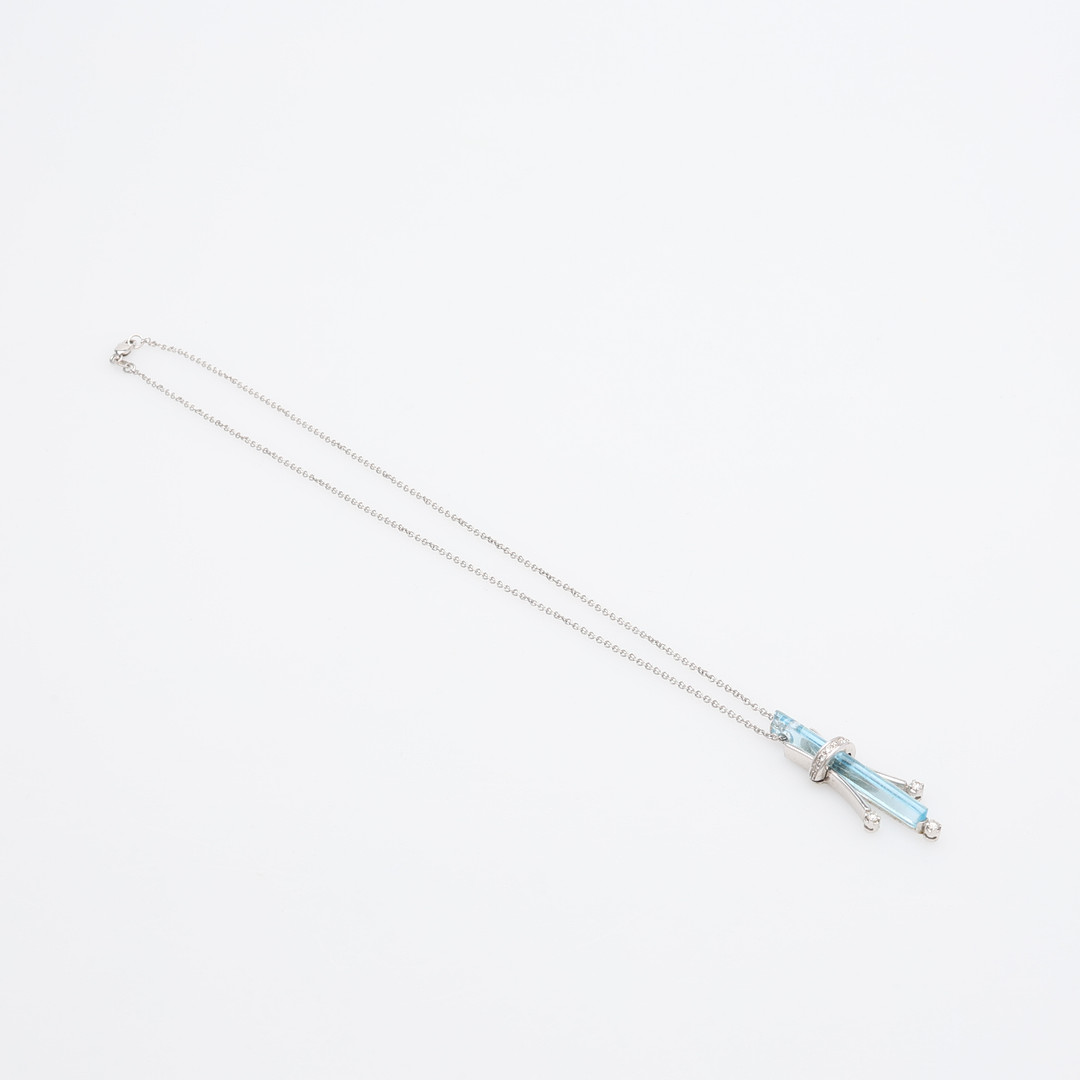 HALSKEDJA MED HÄNGE, 18K VITGULD, LJUSBLÅ SYNTETISK SPINELL & DIAMANTER, TOTALT CIRKA 9,7 GRAM.