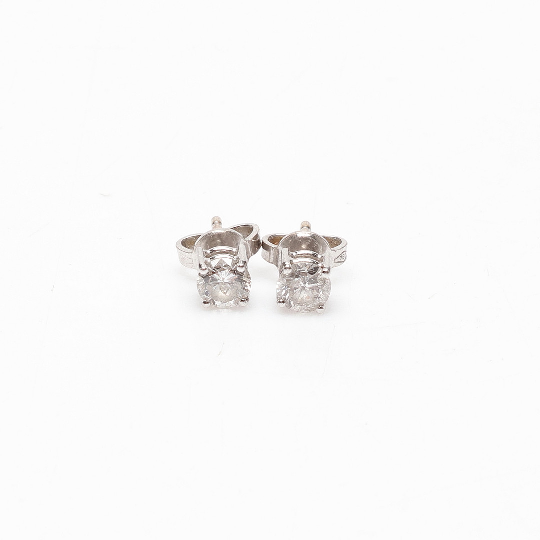 ENSTENSÖRHÄNGEN, vitguld och diamanter ca 0,70ct, 1,6 g.