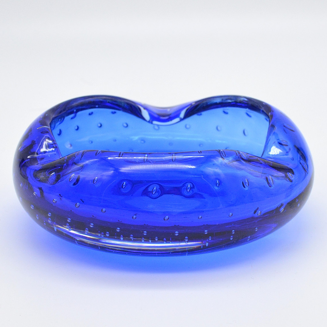 HANDGEMACHTE GLAS SCHALE, LUFTEINSCHLÜSSE, BLAU, UM 1960ER JAHRE.