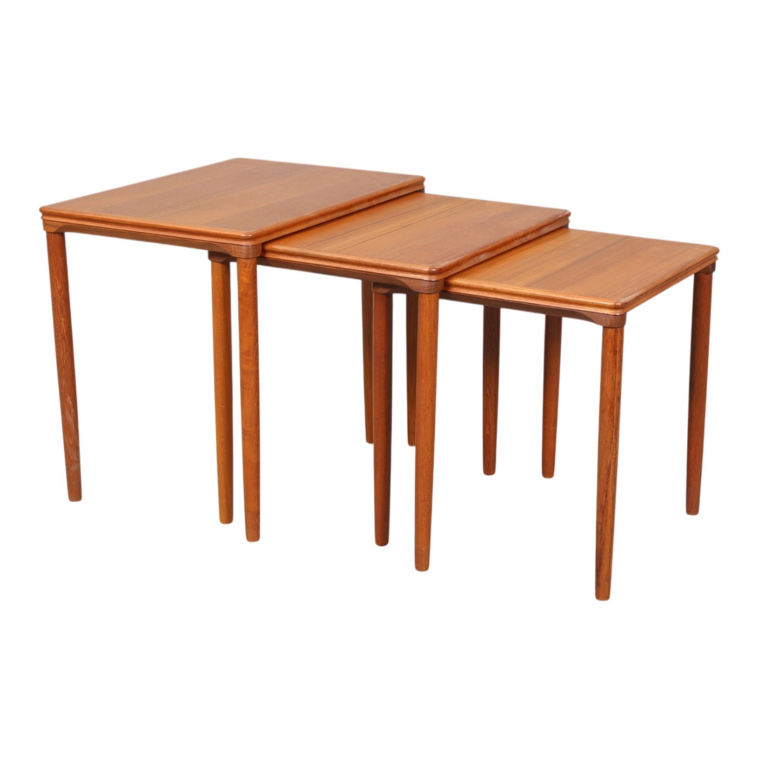 DANSK DESIGN. Indskudsbord af teaktræ med tre borde, 1960'erne (3).