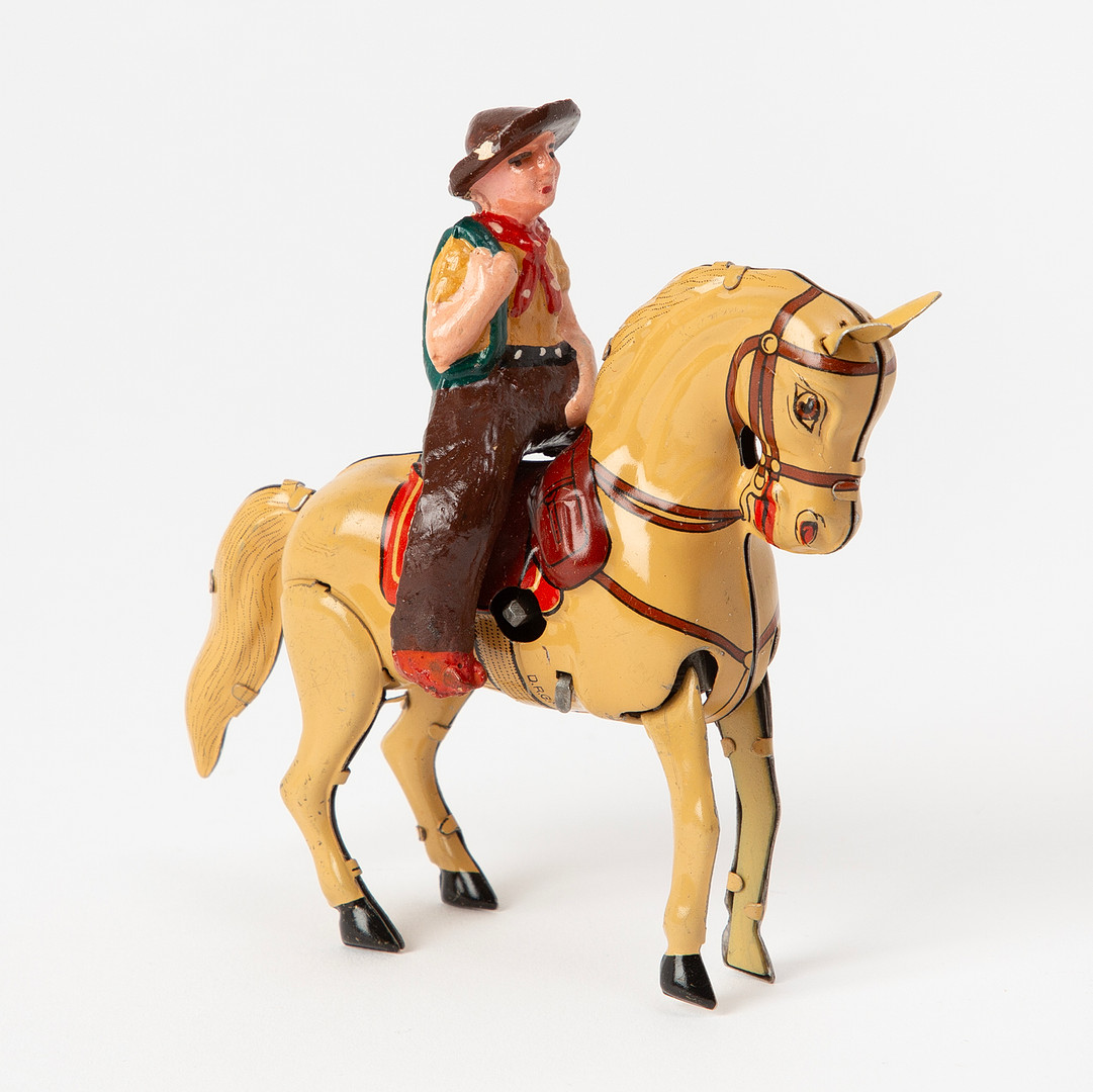 D.R.G.M, cowboy till häst, litograferad plåt, Tyskland, 1940/50-tal.