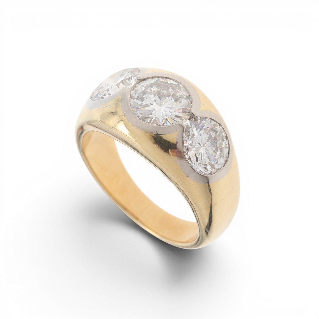 Bombée ring with three diamonds.