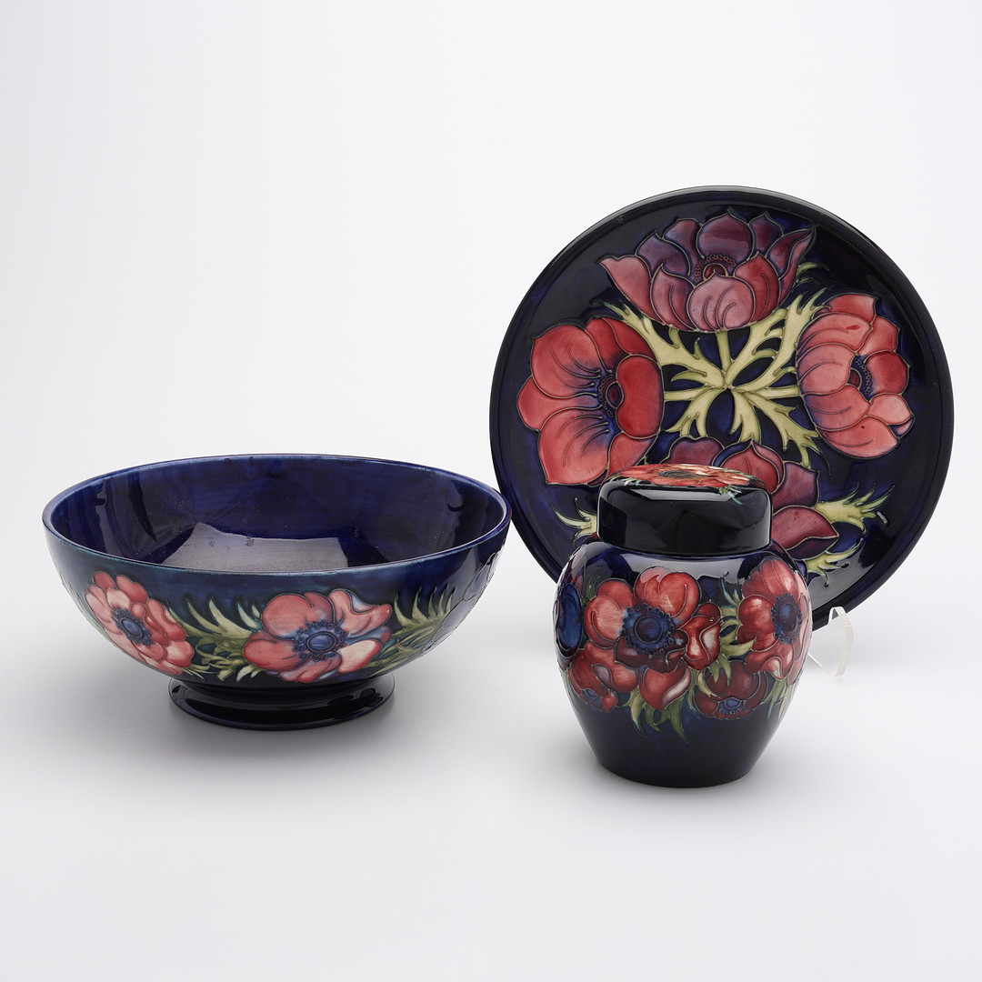 ETT PARTI GLASERAT LERGODS, TRE DELAR, MOORCROFT, ENGLAND, 1900-TALETS ANDRA HÄLFT/SLUT.