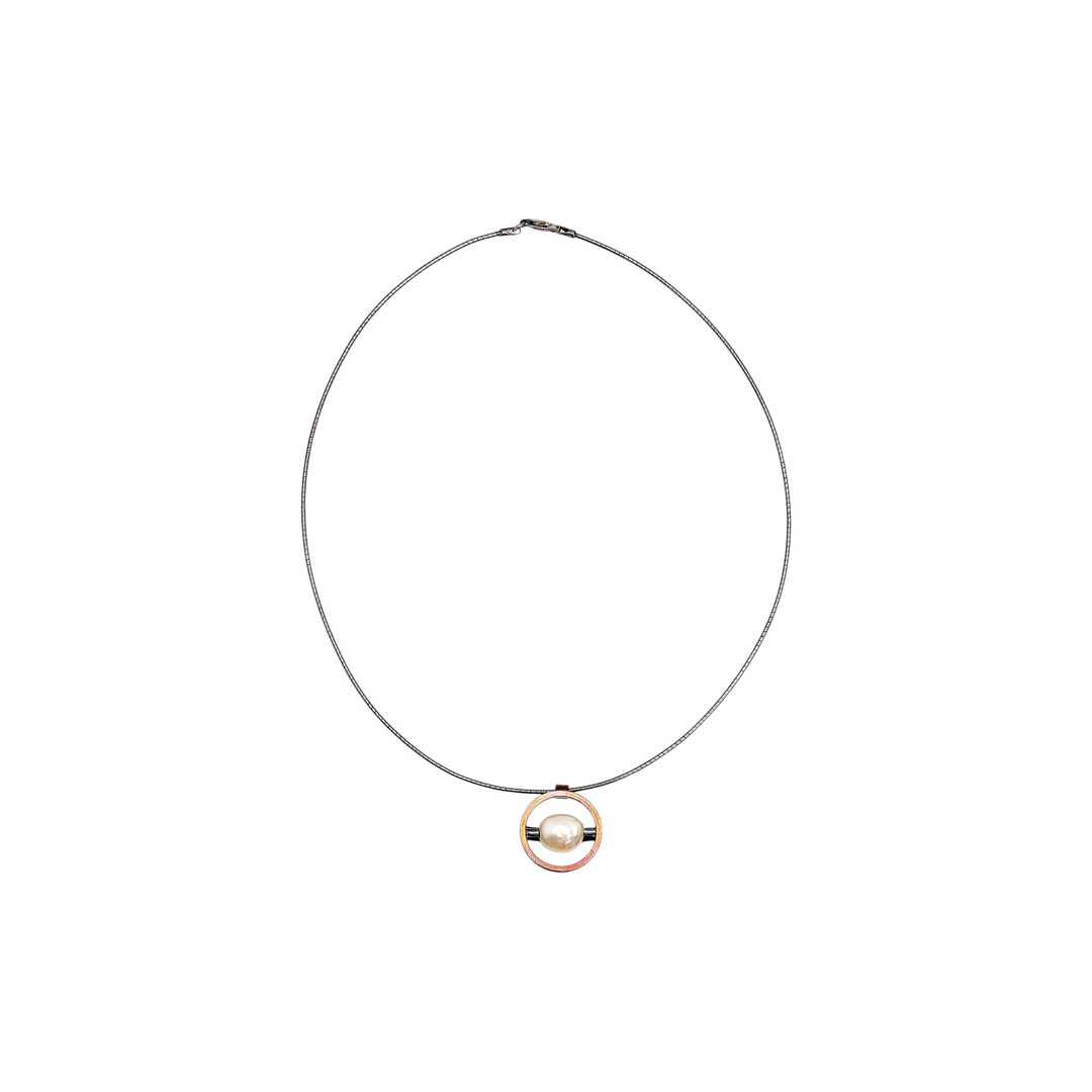 Rigid choker with a pearl.