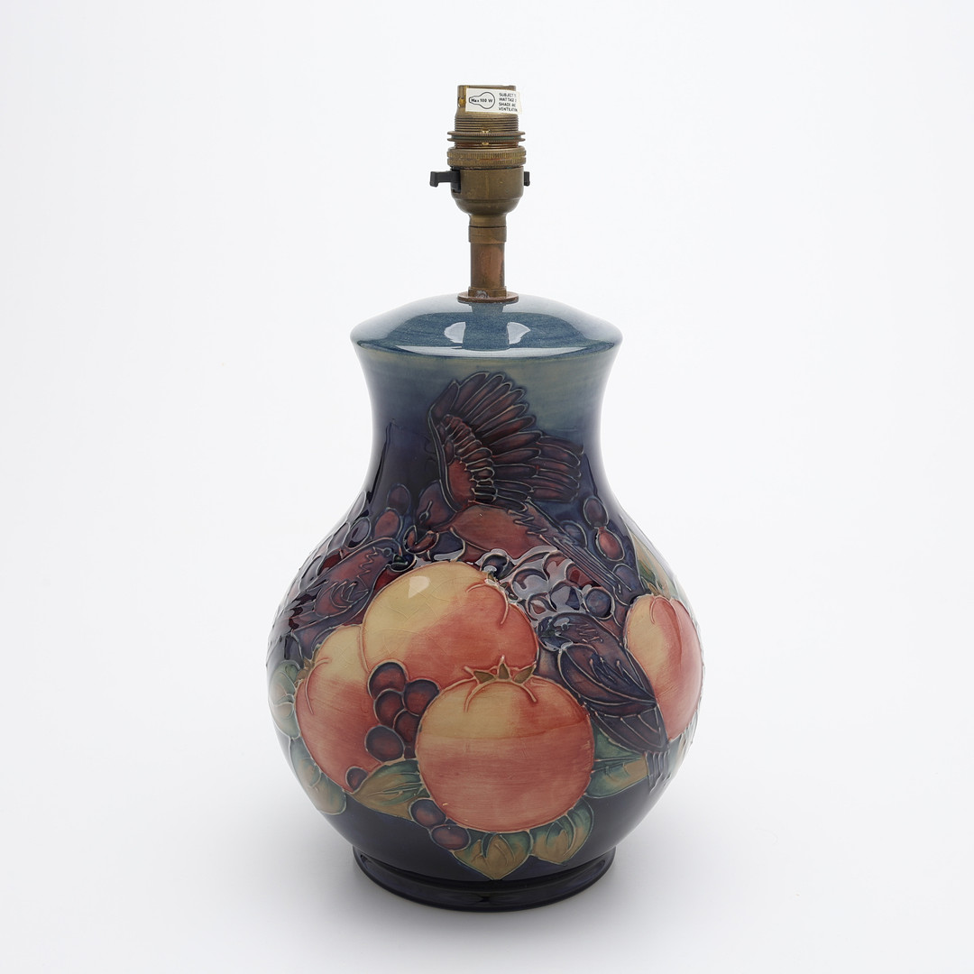 LAMPOR & LOCKURNA, 3 DELAR, GLASERAT LERGODS, MOORCROFT, ENGLAND, 1900-TALETS ANDRA HÄLFT.
