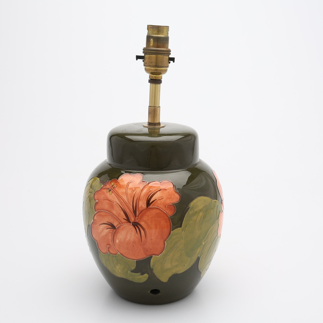 LAMPOR & LOCKURNA, 3 DELAR, GLASERAT LERGODS, MOORCROFT, ENGLAND, 1900-TALETS ANDRA HÄLFT.