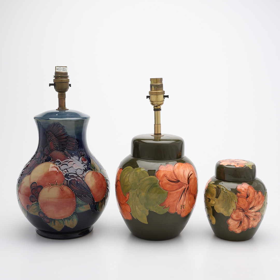 LAMPOR & LOCKURNA, 3 DELAR, GLASERAT LERGODS, MOORCROFT, ENGLAND, 1900-TALETS ANDRA HÄLFT.