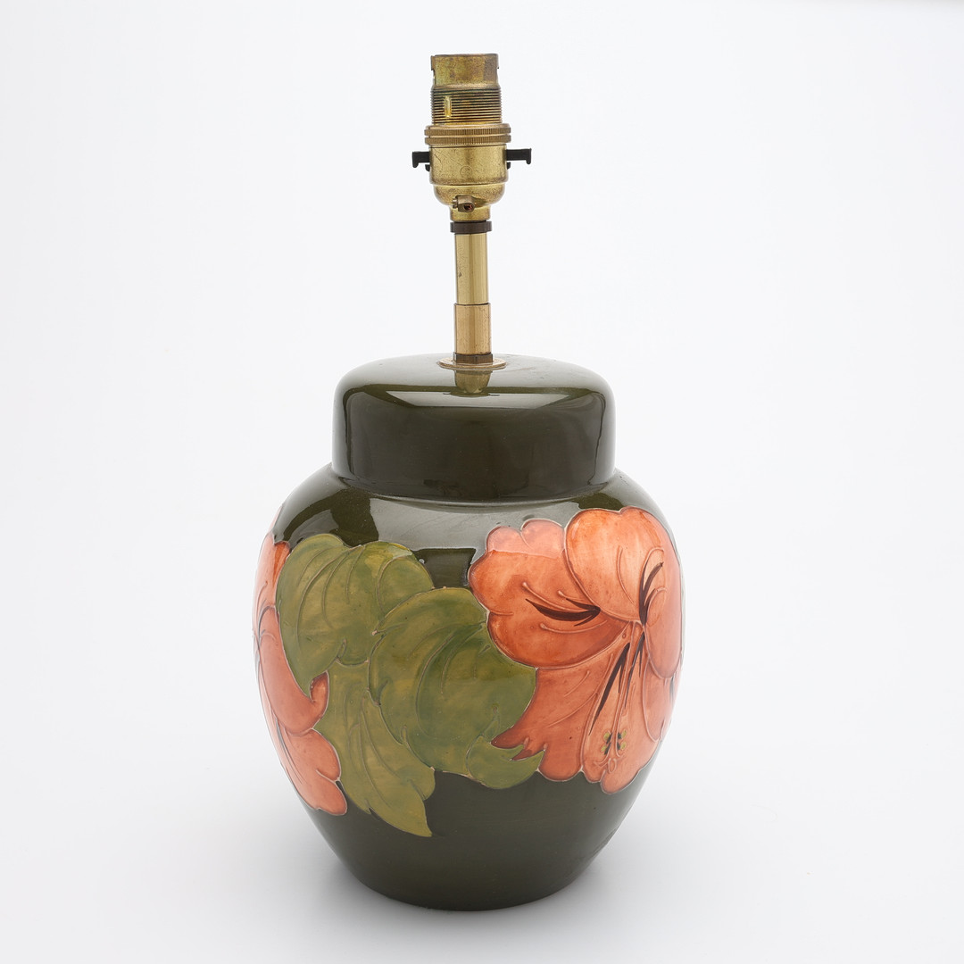 LAMPOR & LOCKURNA, 3 DELAR, GLASERAT LERGODS, MOORCROFT, ENGLAND, 1900-TALETS ANDRA HÄLFT.