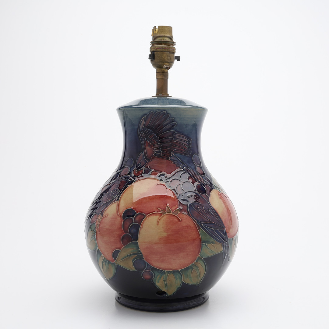 LAMPOR & LOCKURNA, 3 DELAR, GLASERAT LERGODS, MOORCROFT, ENGLAND, 1900-TALETS ANDRA HÄLFT.