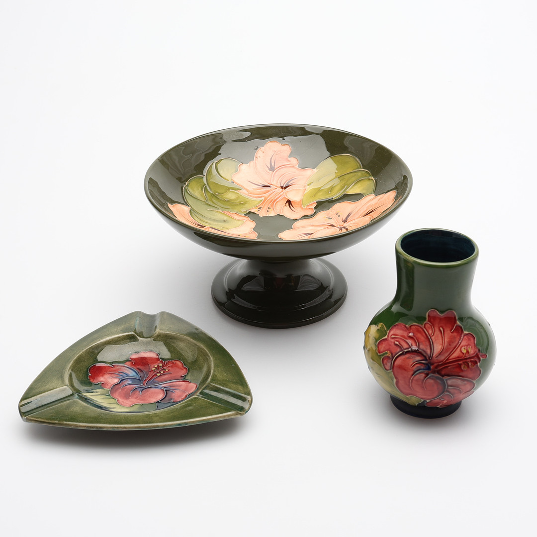 SKÅL, ASKFAT & VAS, GLASERAT LERGODS, MOORCROFT, ENGLAND, 1900-TALETS ANDRA HÄLFT.