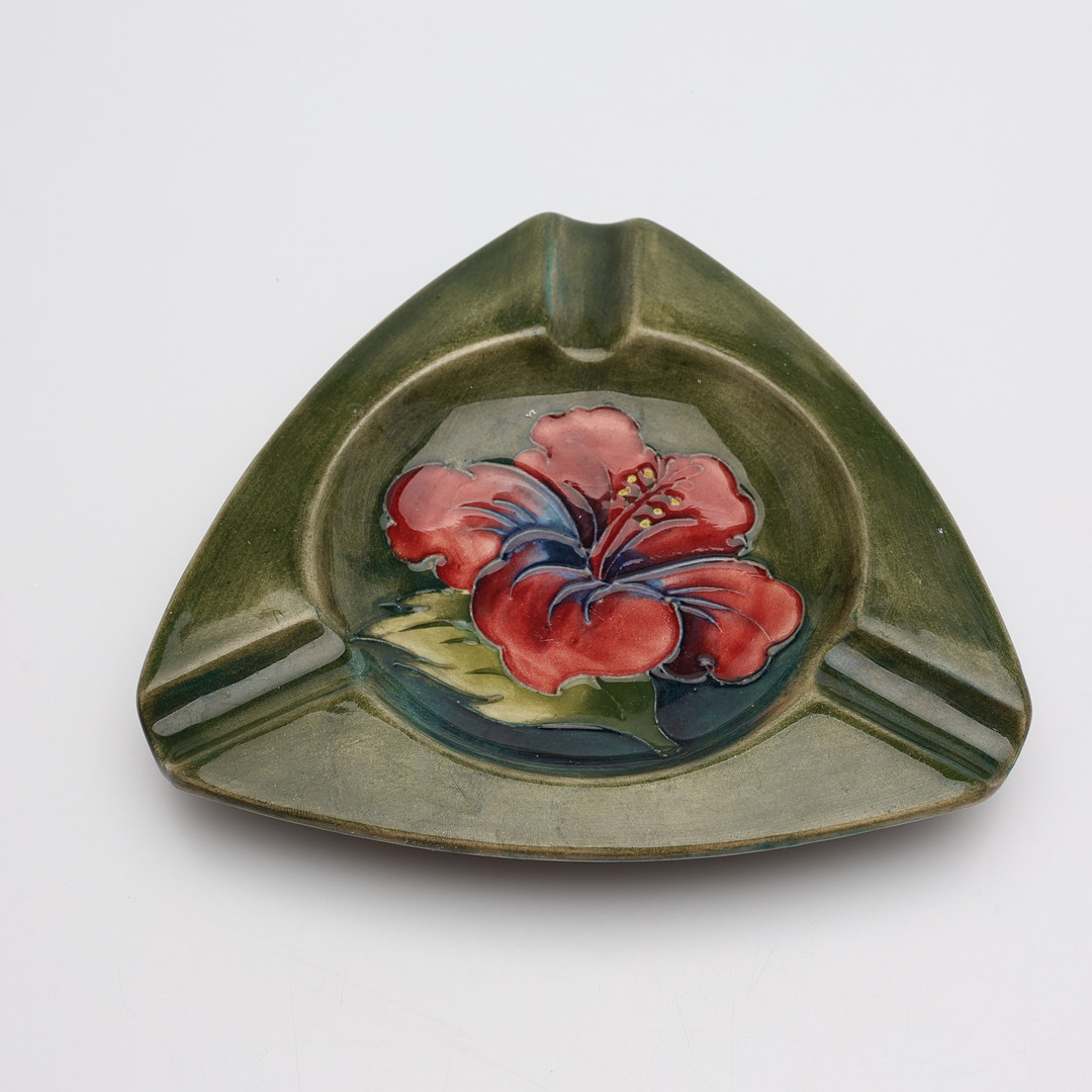 SKÅL, ASKFAT & VAS, GLASERAT LERGODS, MOORCROFT, ENGLAND, 1900-TALETS ANDRA HÄLFT.