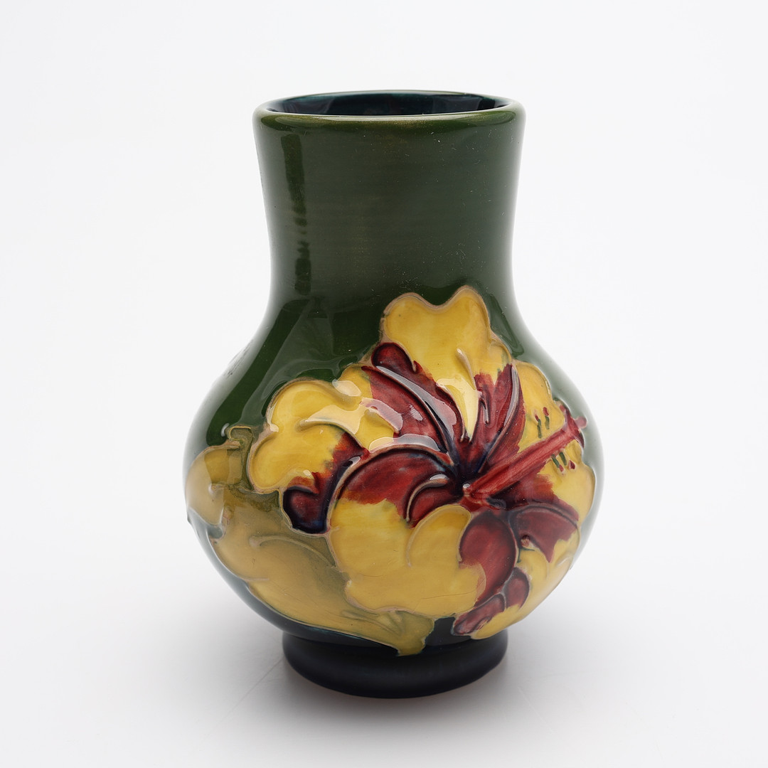 SKÅL, ASKFAT & VAS, GLASERAT LERGODS, MOORCROFT, ENGLAND, 1900-TALETS ANDRA HÄLFT.
