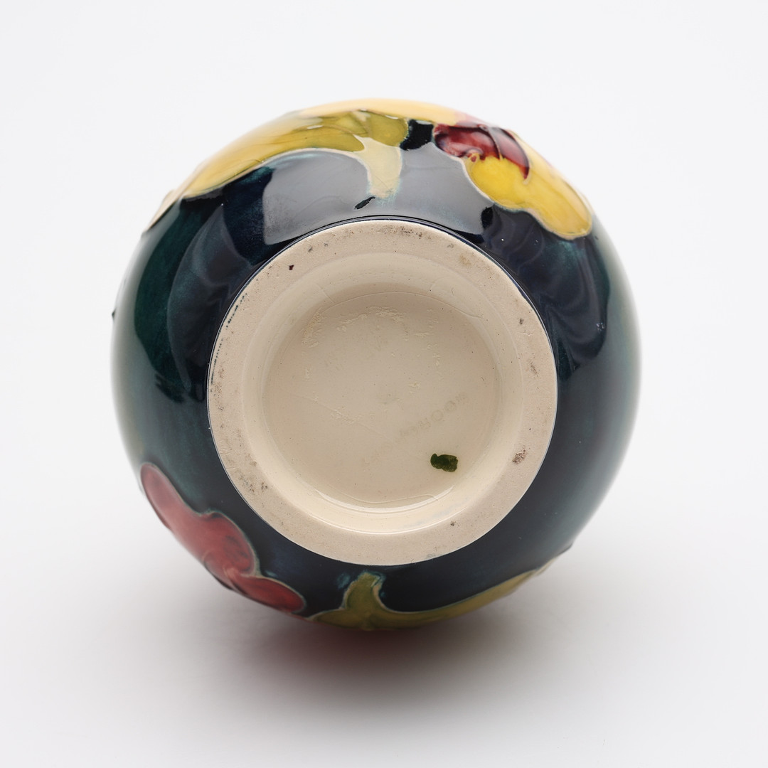 SKÅL, ASKFAT & VAS, GLASERAT LERGODS, MOORCROFT, ENGLAND, 1900-TALETS ANDRA HÄLFT.