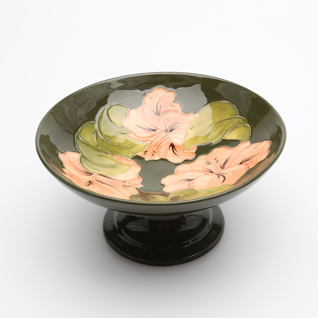 SKÅL, ASKFAT & VAS, GLASERAT LERGODS, MOORCROFT, ENGLAND, 1900-TALETS ANDRA HÄLFT.