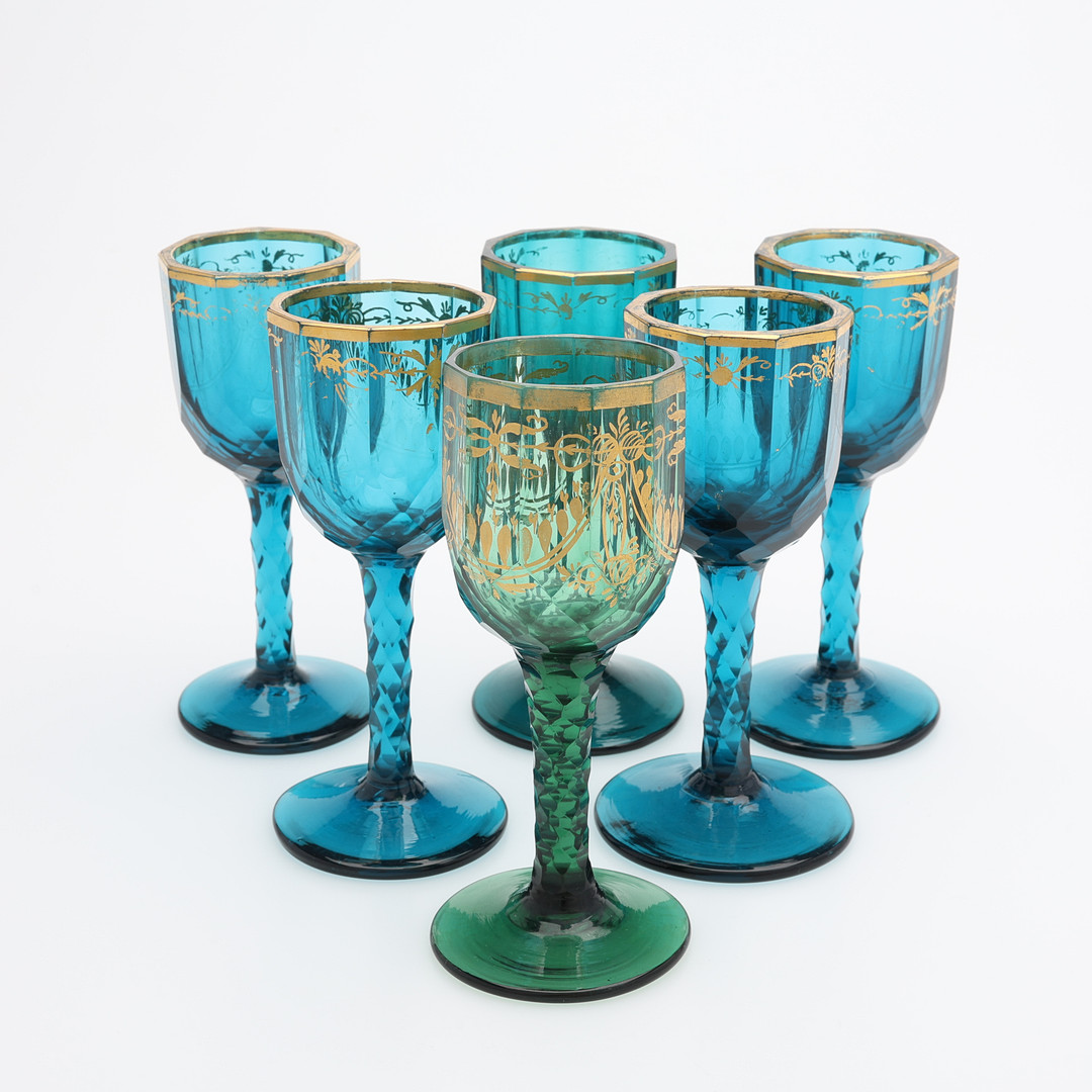 VINGLAS, 5+1 ST, TURKOST & GRÖNT GLAS MED FÖRGYLLD DEKOR, KONTINENTALEUROPEISKA, SENT 1700-TAL.