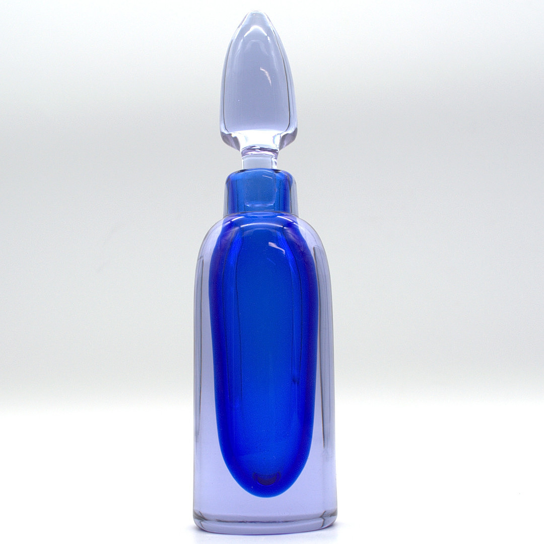 FLAVIO POLI. MURANO-FLACON BLAU SOMMERSO, ITALIEN, UM 1950. CA. 19 CM.