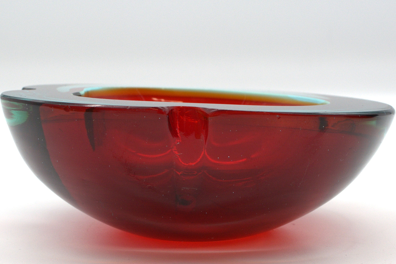 FLAVIO POLI. MURANO-GLASSCHALE, ROT UND BLAU, SOMMERSO, ITALIEN, UM 1950.