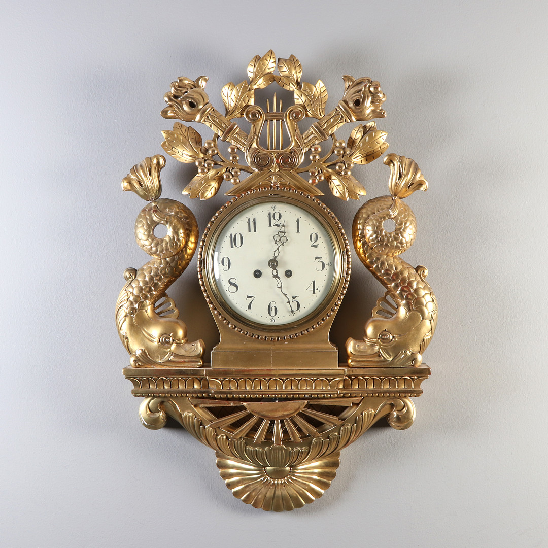 GUSTAV BECKER, VÄGGPENDYL. Skuret, skulterat, förgyllt och bronserat trä. Gustaviansk stil, 18/1900-tal.
