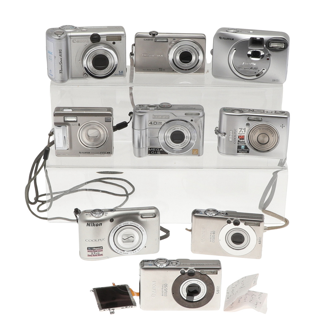 SELECTION OF DIGITAL CAMERAS.