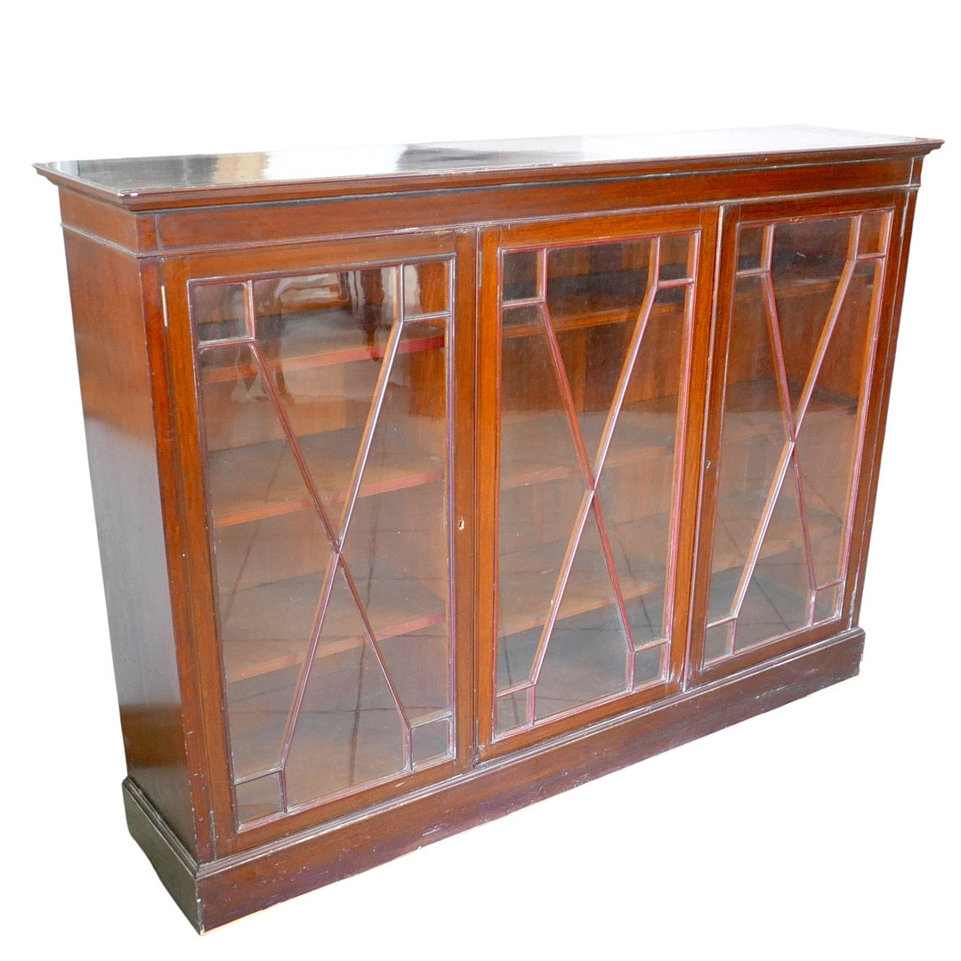 AN EARLY 20TH CENTURY MAHOGANY BOOKCASE.