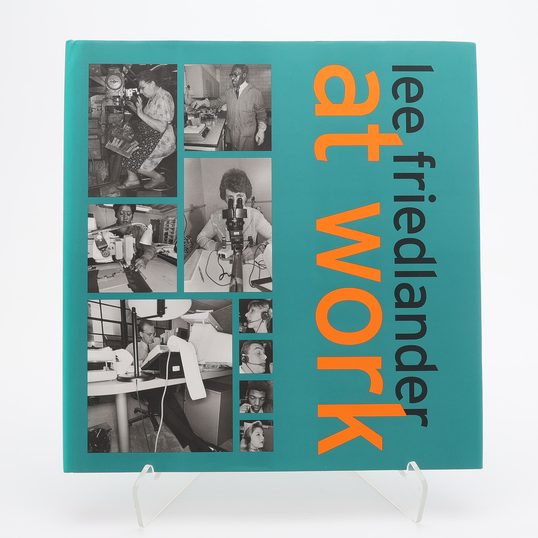 FOTO. DEN AMERIKANSKE FOTOGRAFEN LEE FRIEDLANDERS "AT WORK", 2002.