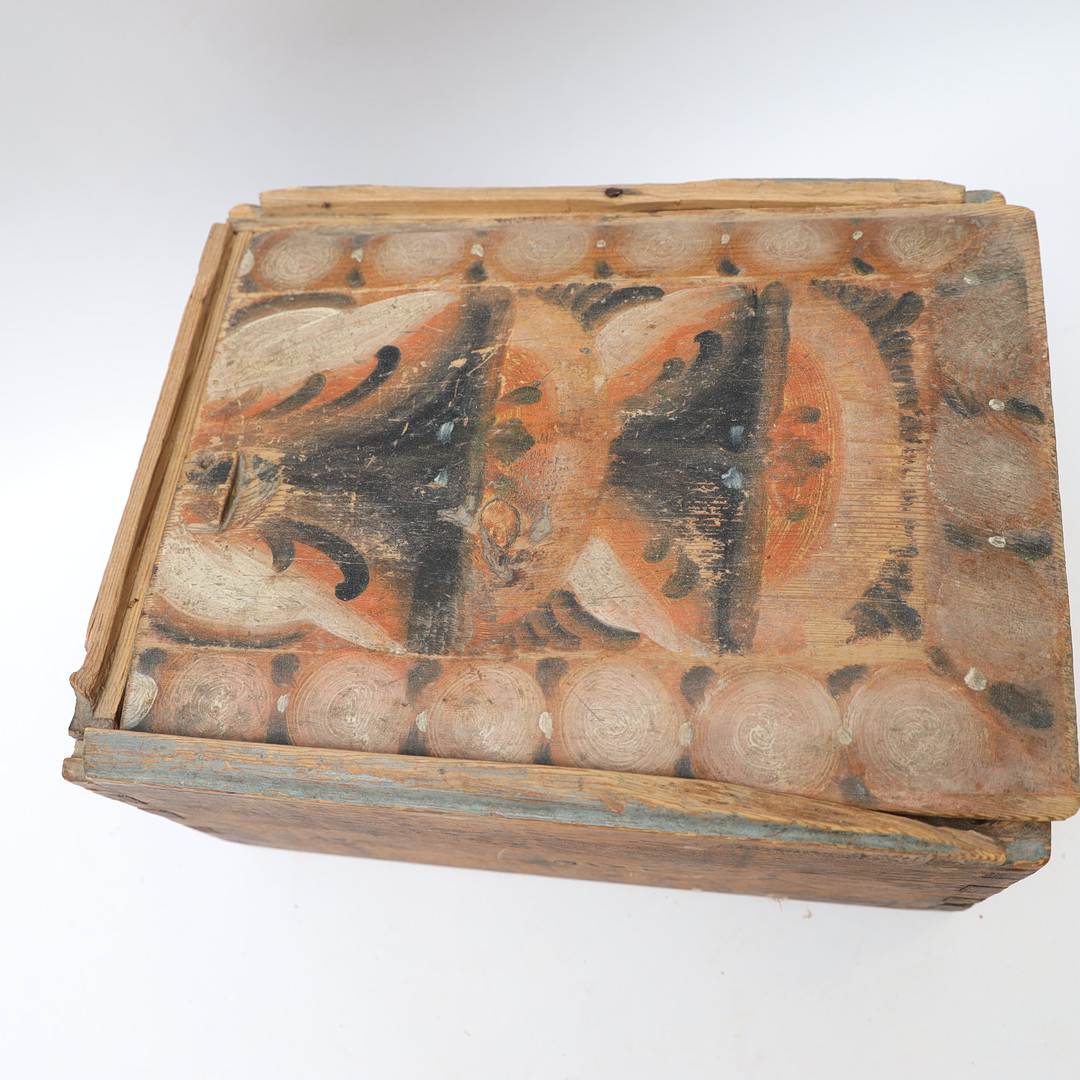LÅDA MED SKJUTLOCK, så kallad timplåda, allmoge 1800-tal, originalmålad.