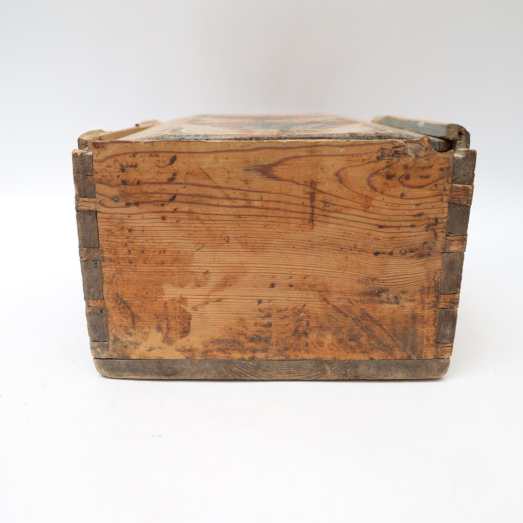 LÅDA MED SKJUTLOCK, så kallad timplåda, allmoge 1800-tal, originalmålad.