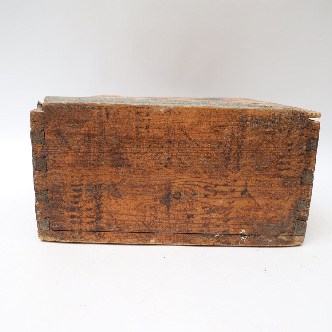 LÅDA MED SKJUTLOCK, så kallad timplåda, allmoge 1800-tal, originalmålad.