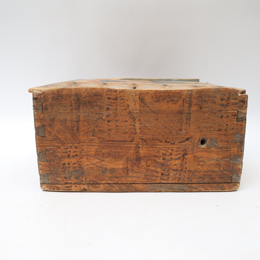 LÅDA MED SKJUTLOCK, så kallad timplåda, allmoge 1800-tal, originalmålad.