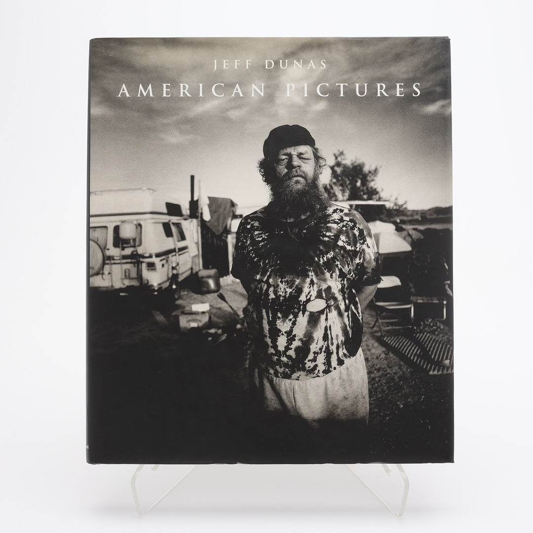 FOTO. DEN AMERIKANSKE FOTOGRAFEN JEFF DUNAS "AMERICAN PICTURES" I FÖRSTA UPPLAGAN, 2001.