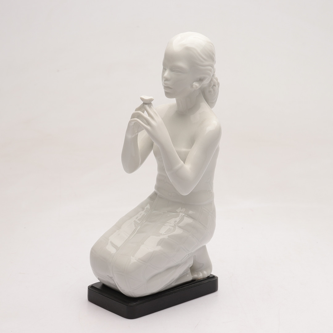 HARALD SALOMON. figurin, porslin, "Baliflickan", Rörstrand.