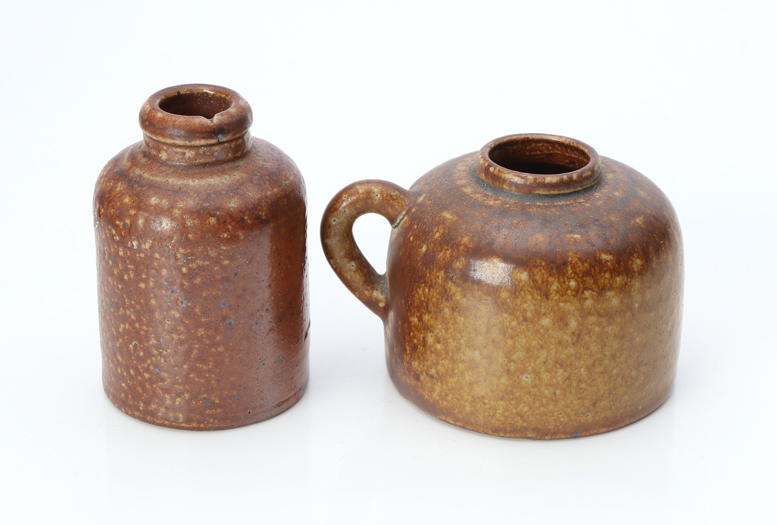 RAUS, SMÅ VASER OCH KRUS, 10 DELAR. Glaserad keramik. 1900-tal.