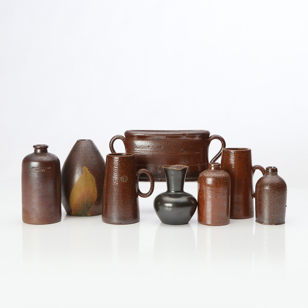 RAUS, VASER, FLASKOR OCH LJUSSTÖPARE, ÅTTA DELAR. Glaserad keramik. 1900-tal.