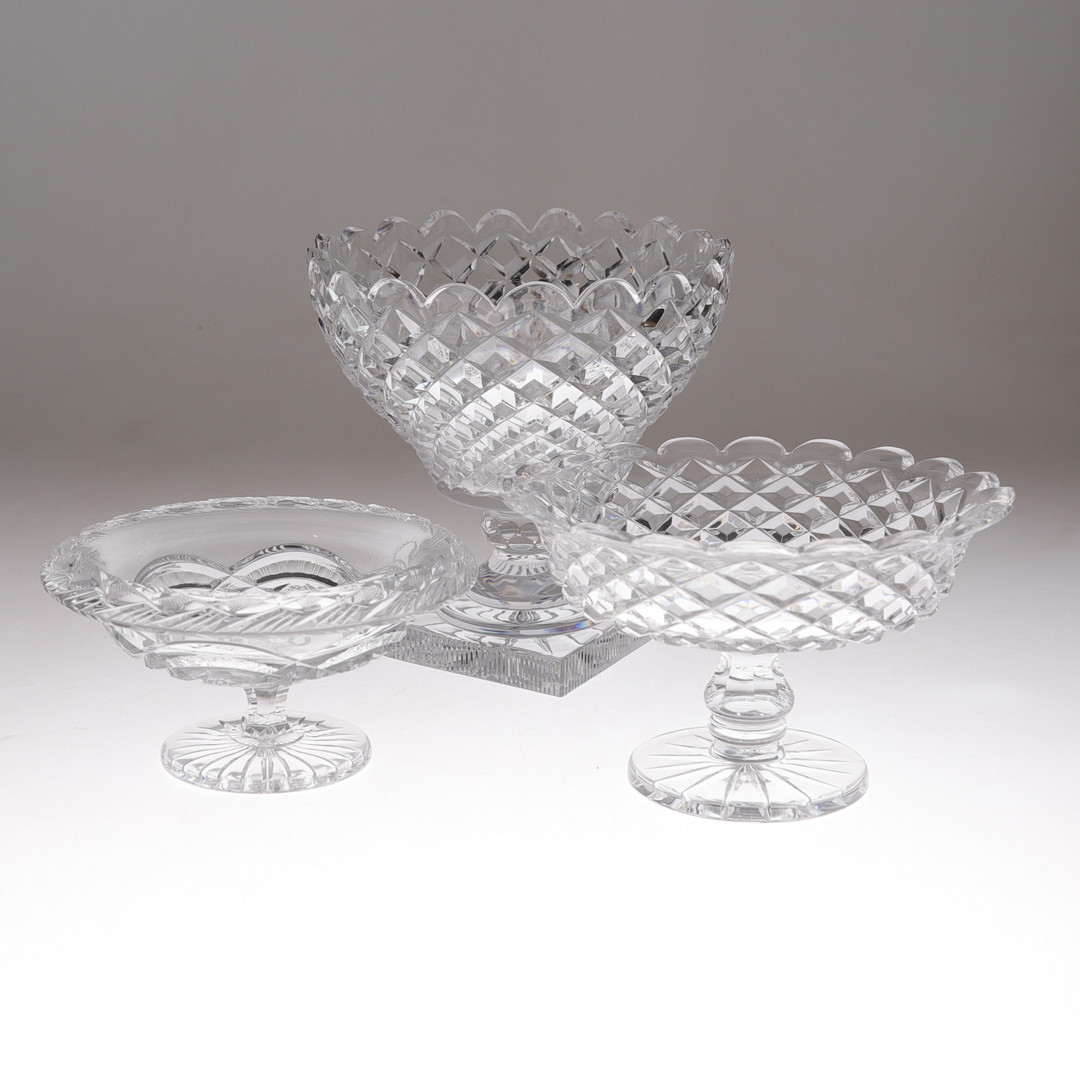 SKÅL PÅ FOT, 3 st, glas, slipad dekor, 1900-talets första hälft.
