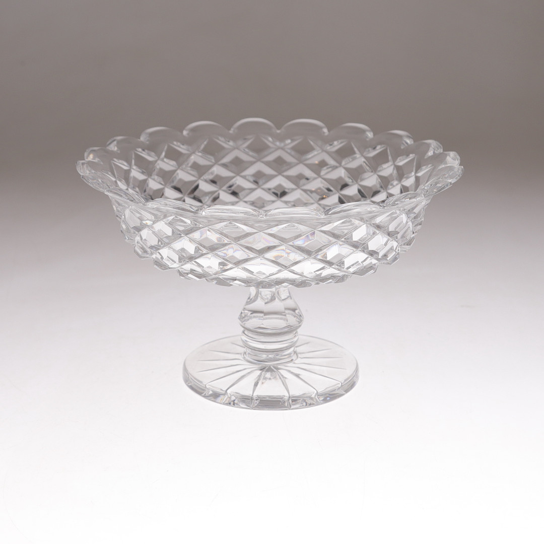 SKÅL PÅ FOT, 3 st, glas, slipad dekor, 1900-talets första hälft.