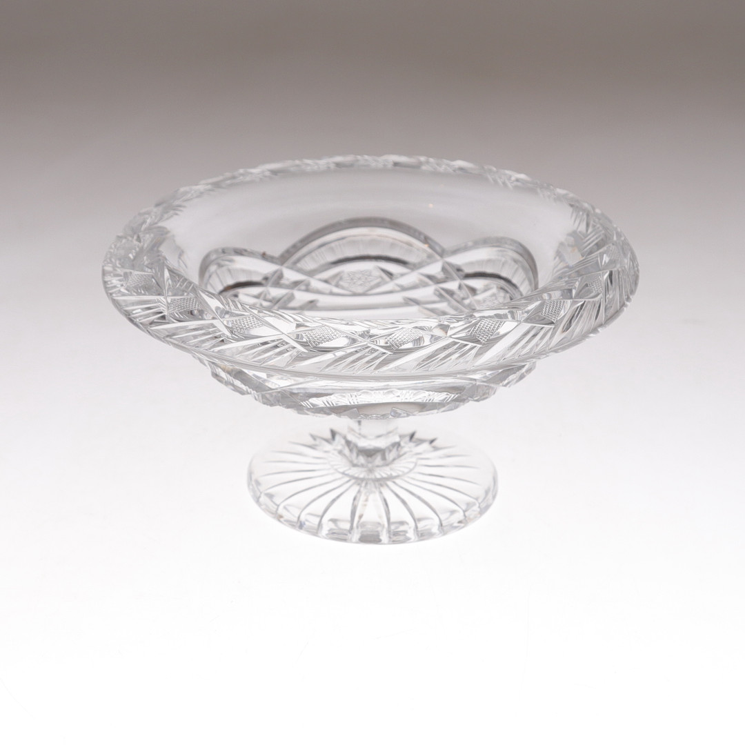 SKÅL PÅ FOT, 3 st, glas, slipad dekor, 1900-talets första hälft.
