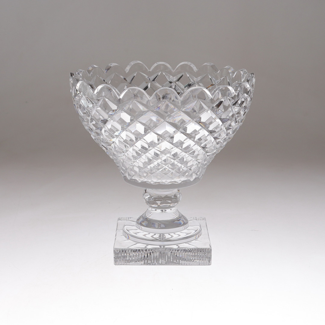 SKÅL PÅ FOT, 3 st, glas, slipad dekor, 1900-talets första hälft.