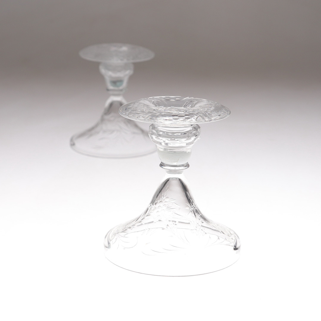 LJUSSTAKAR, 1 par, glas, slipad dekor, tidigt 1900-tal.