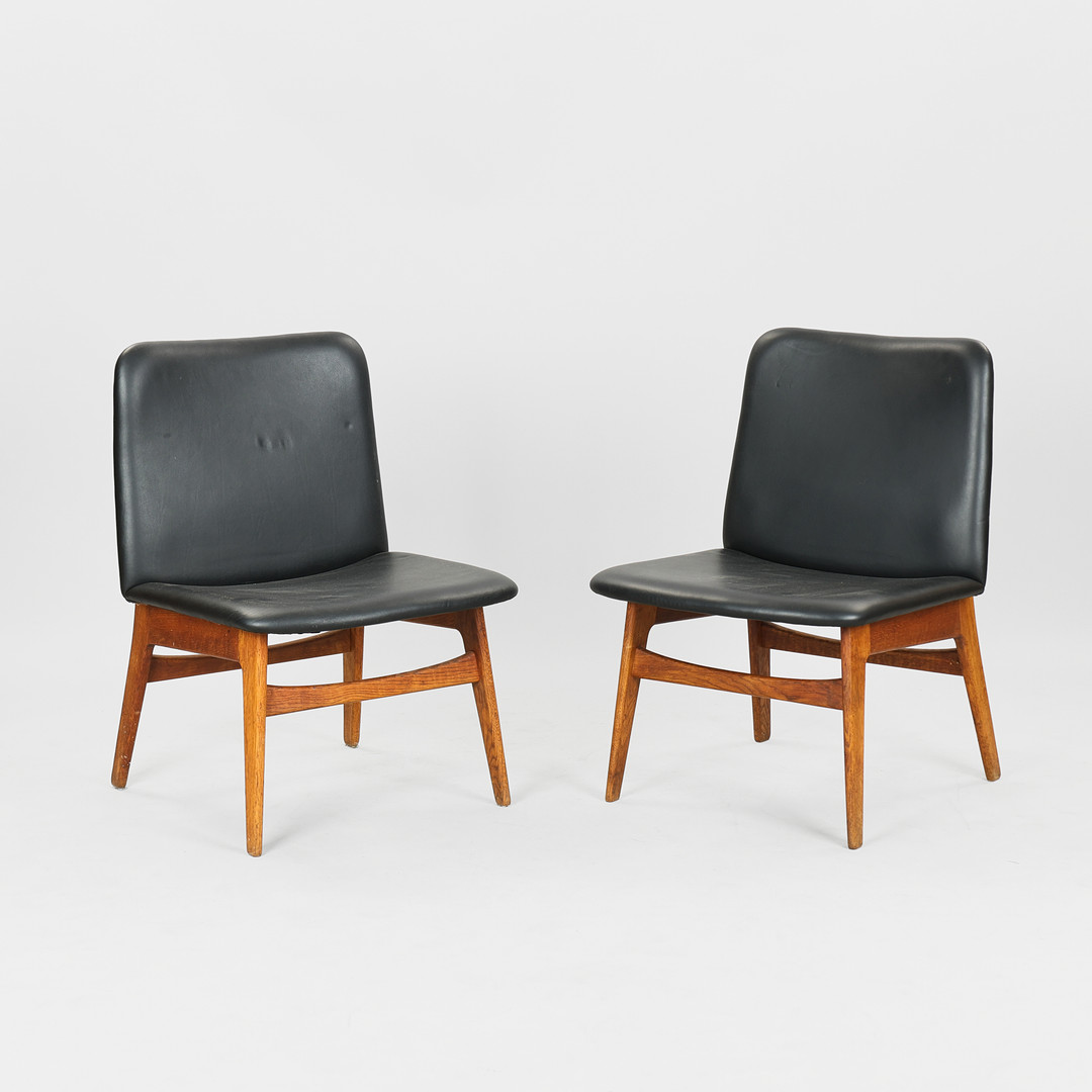 BØRGE MOGENSEN. Et par loungestole af eg og sort læder, model 230 (2).