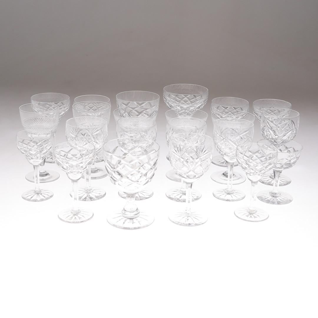 GLAS PÅ FOT, 21 st, olika modeller, slipad dekor, b.la. Orrefors, 1900-tal.