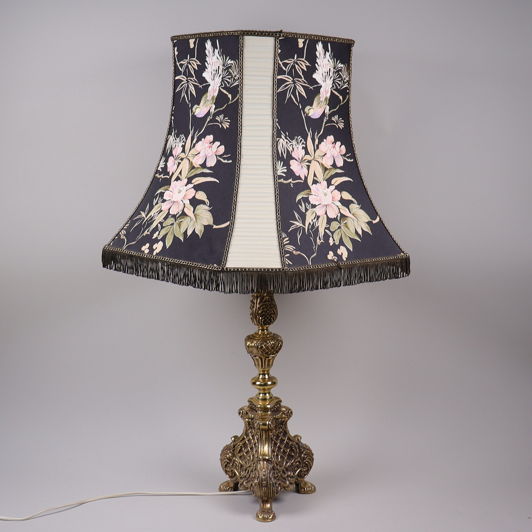BORDSLAMPA, textilskärm med metallfot i barock stil.