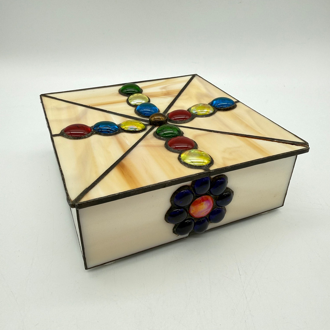 SCHMUCKSCHATULLE AUS KUNSTGLAS & ZINN BEIGE.