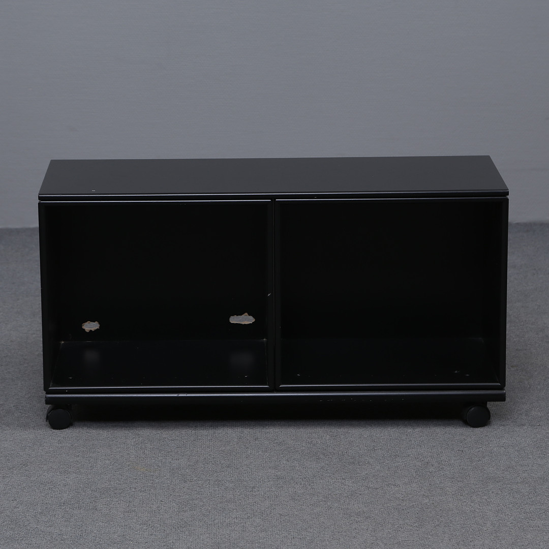PETER J LASSEN. MONTANA MODUL KUB ANTHRACITE, TVÅ KUBER MED TOPPSKIVA, DESIGN PETER J LASSEN, DANMARK.