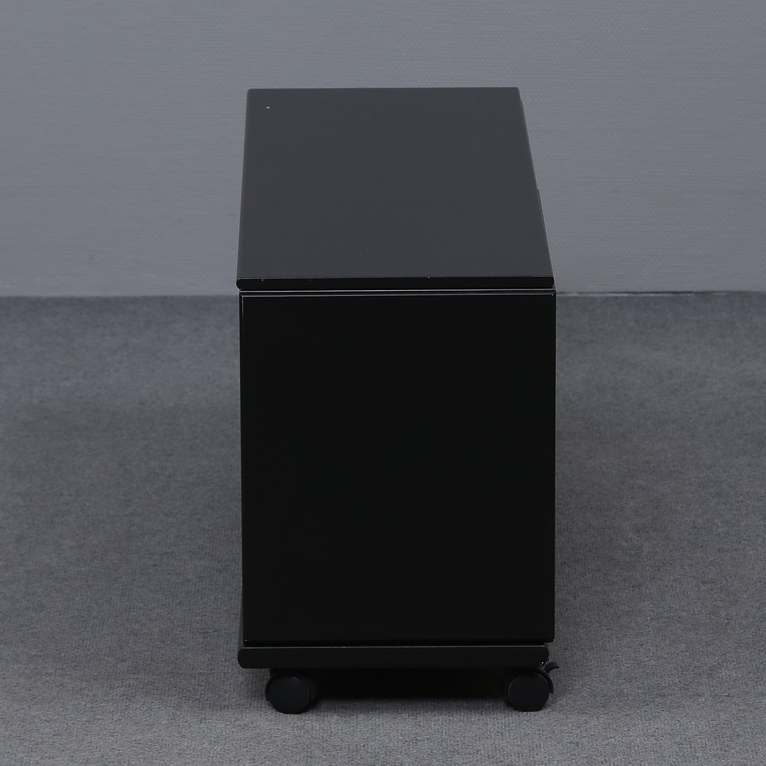 PETER J LASSEN. MONTANA MODUL KUB ANTHRACITE, TVÅ KUBER MED TOPPSKIVA, DESIGN PETER J LASSEN, DANMARK.