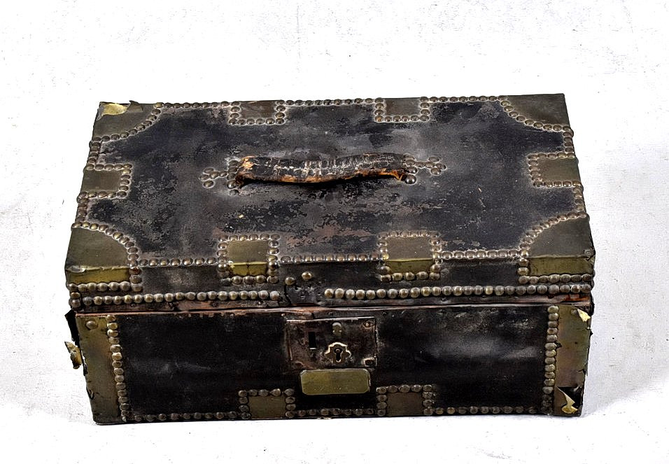 SKRIN/KOFFERT, läderklätt trä med mässingbeslag, USA, 1800-talets mitt.
