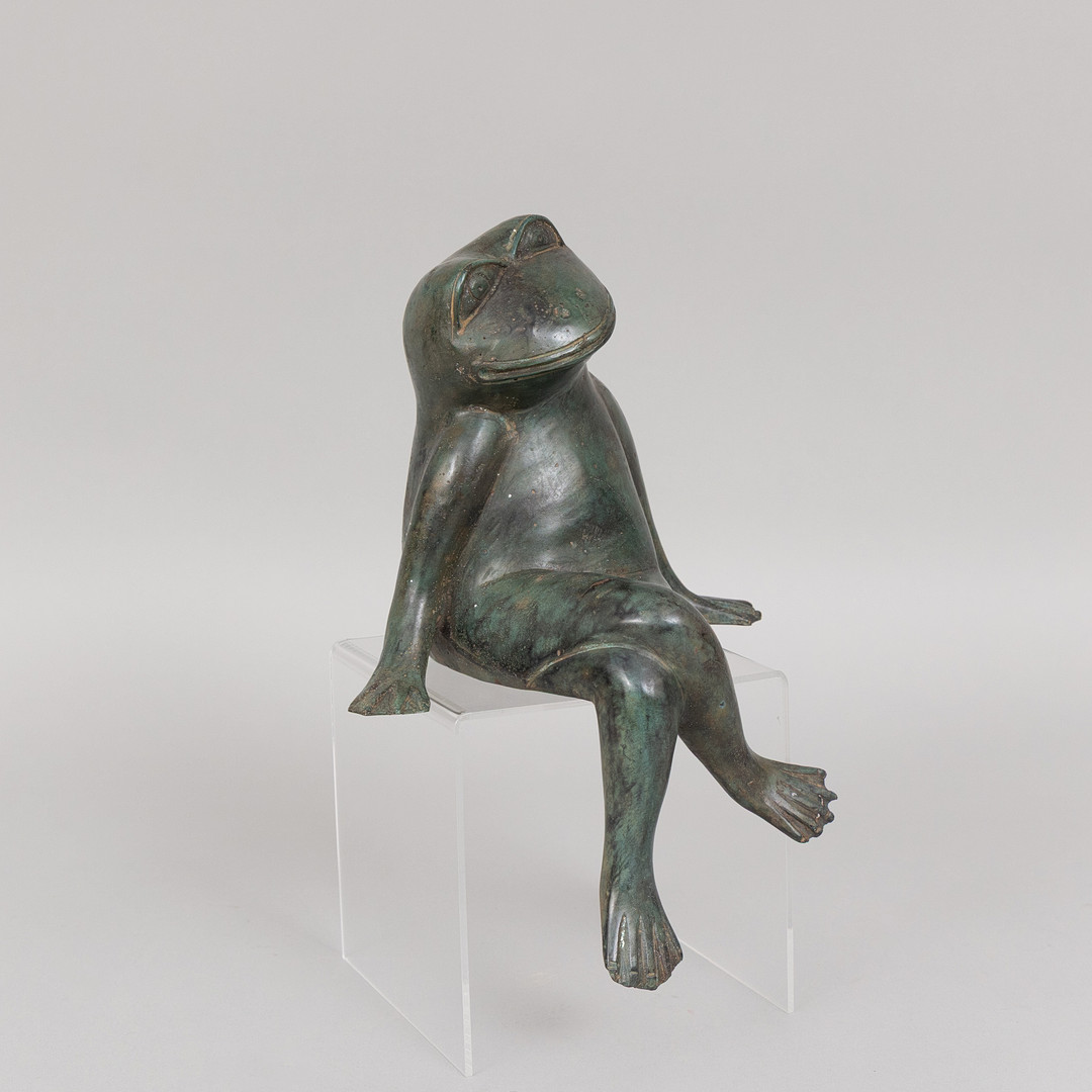 SKULPTUR, sittande groda, grönpatinerad brons, stämplad APG.