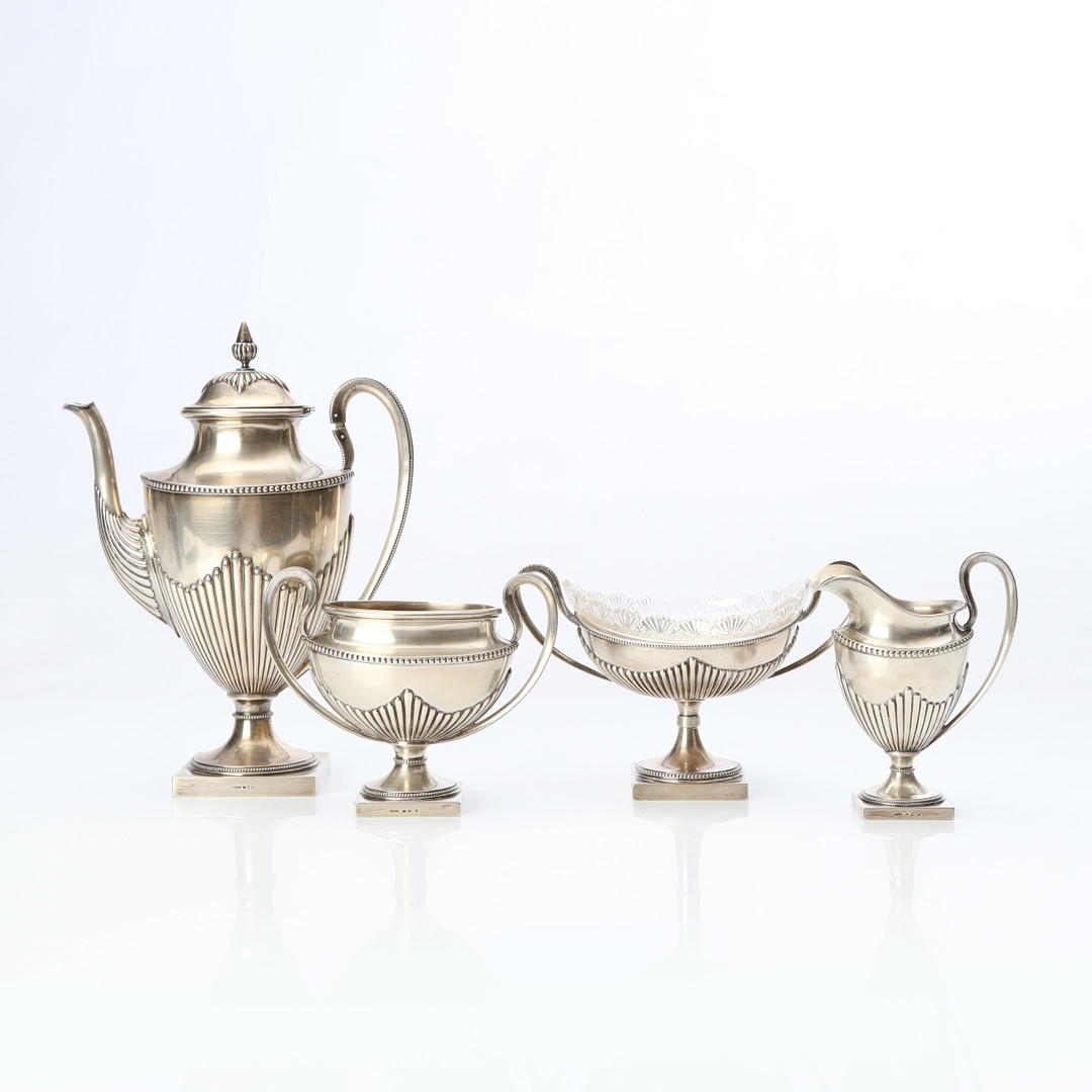KAFFESET, FYRA DELAR. Silver. Stockholm, 1898-99. Vikt exklusive glasinsats ca 1500 gram.