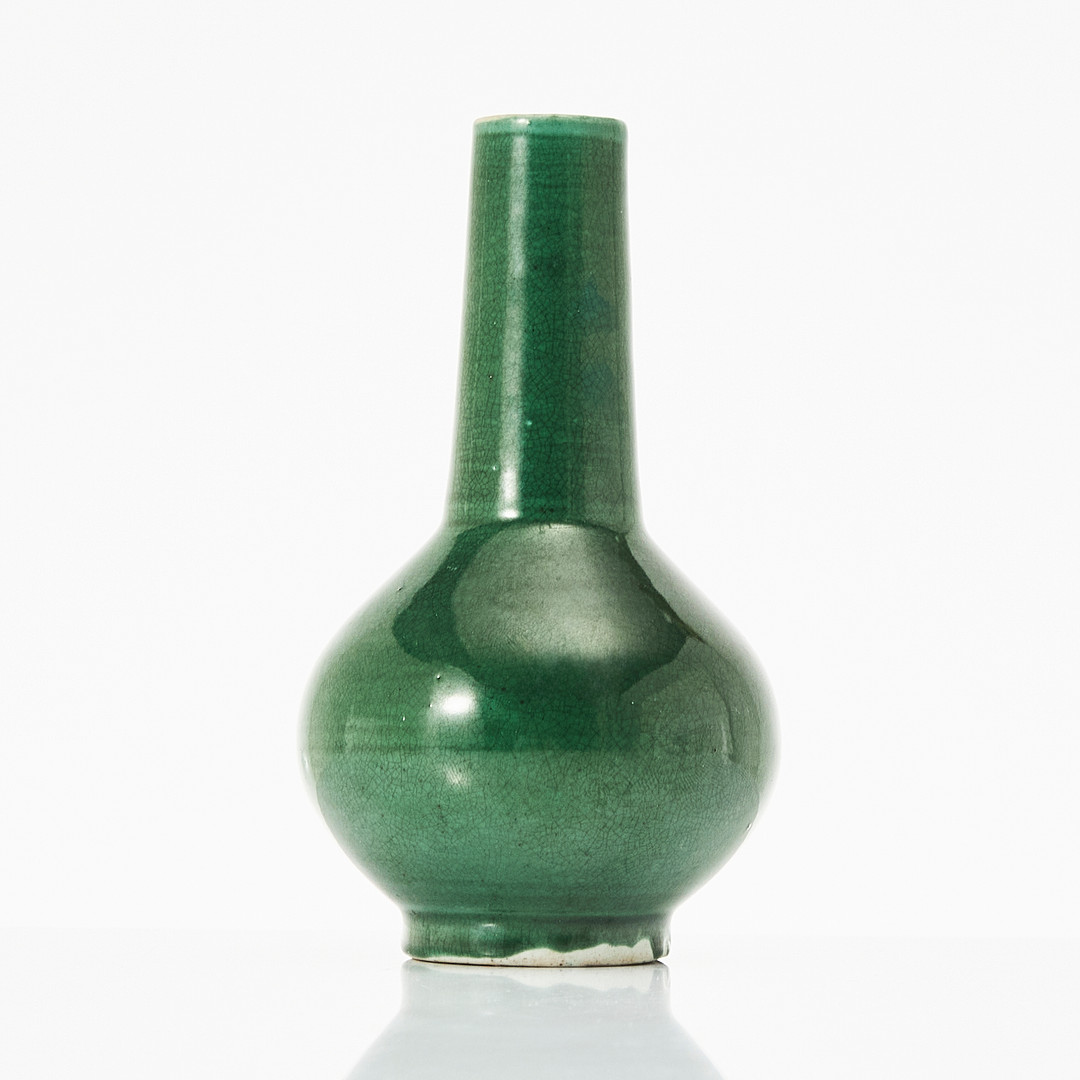 VAS, porslin, Kina, 1900-tal, flaskformad, glasyr i "apple green".