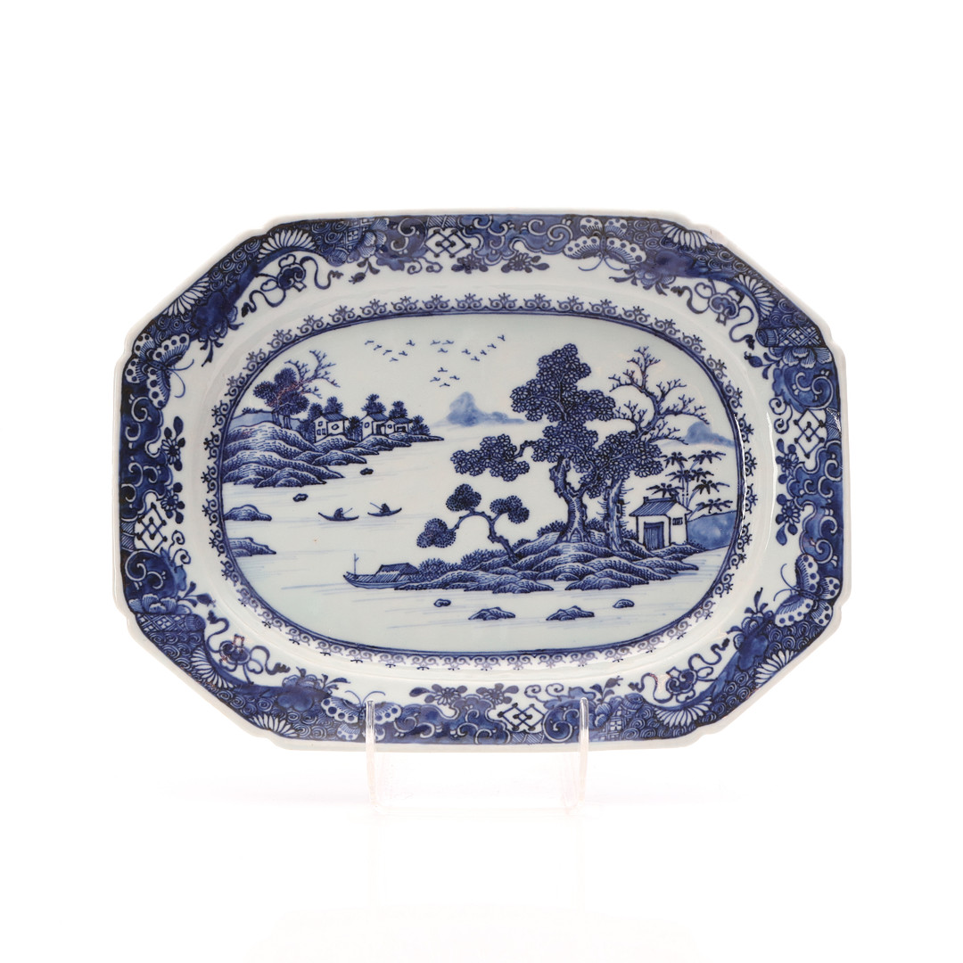 STEKFAT. Porslin med blåvit dekor. Kina, 1700-tal.